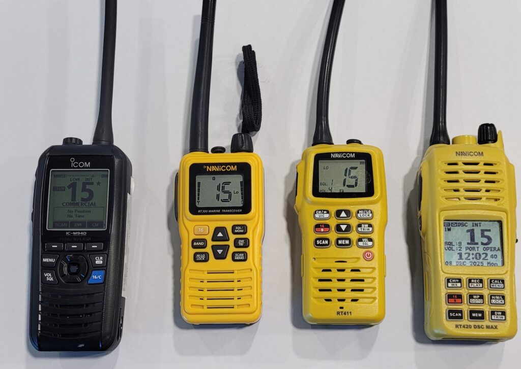quatre VHF portable marine de l'équipe. Nous avons volontairement mal réglé l'une d'entre elles : saurez-vous la retrouver?